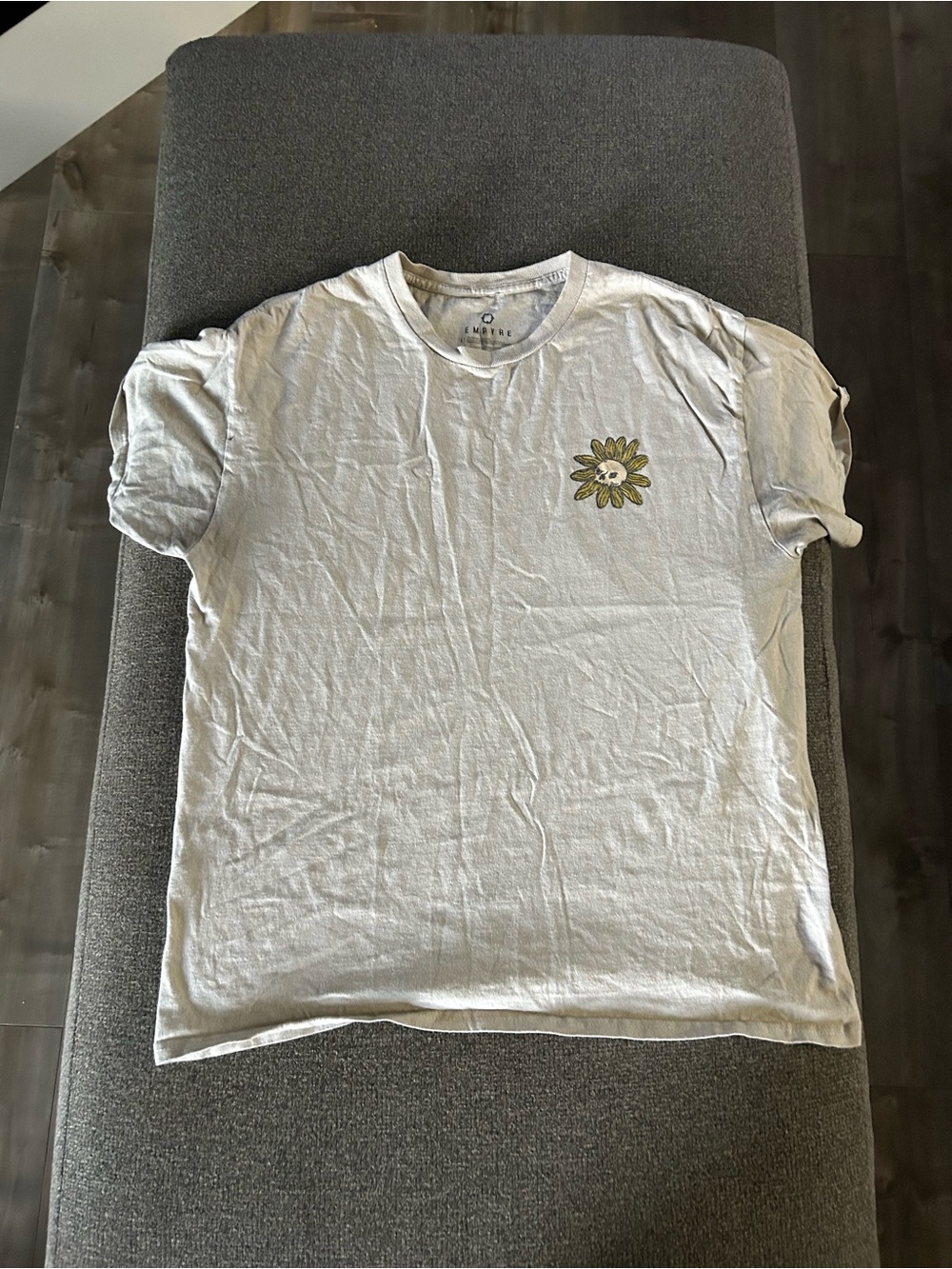 Men's Light Gray Crewneck T-Shirt with Daisy Graphic